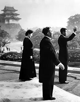 Wishers: Crown Prince Akihito waves to cheering well ?
