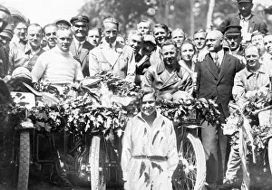 Racers: Crown Prince Wilhelm at the awarding ceremony