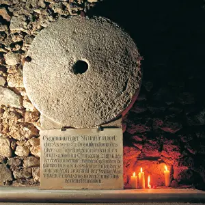 Millstone: Crypt in the collegiate church