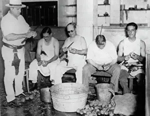 Havanna: Cuban officers during kitchen duty