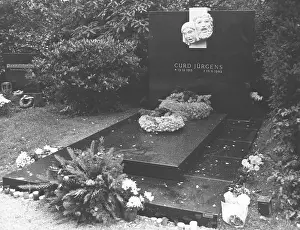 Curd: Curd Jurgens grave of honor