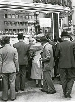Gram: Curious onlookers in front of a shop window