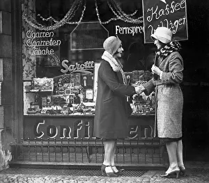 Client: Customers in front of a mom-and-pop store