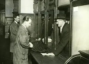 Loan: Customers at the pawnshop in Berlin, 1932