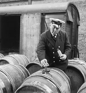 Heinz Zinram: Customs official tests imported wine
