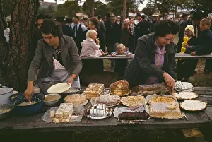 Pies: Cutting the pies and cakes at the barbeque dinner, Pie Town
