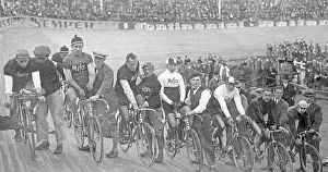 Helpers: Cycle race in the Berlin Ruett Arena, 1927