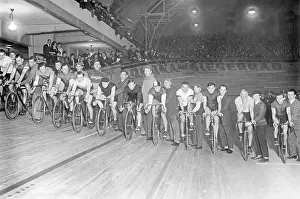 Helpers: Cycle race in the Berlin Ruett Arena, 1927