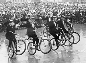 Acrobatic: The cycling club Blitz, 1933
