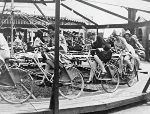 Roundabout: CYCLING MERRY-GO-ROUND