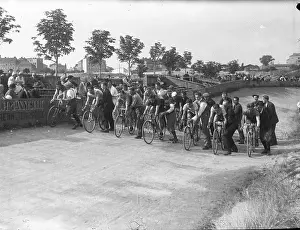 Hernals: Cyclists on old Hernals cycle track