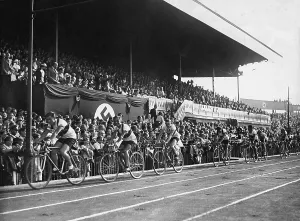 Racers: Cyclists in the Poststadion, 1935