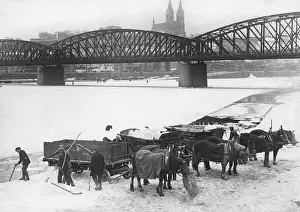 Perishable: Czechoslovakia 1929, Prague workers removing ice
