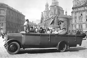 Pragues: Czechoslovakia 1931, sightseeing bus at Pragues
