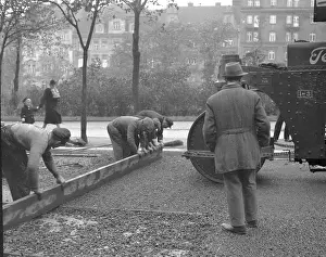 Ulice: Czechoslovakia 1936, workers trowelling crushed