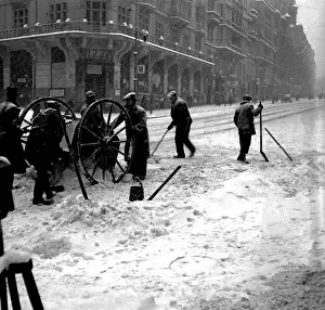 Zima: Czechoslovakia 1937, Prague citizens removing