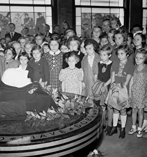 Mortem: Czechoslovakia 1938, children view the post mortem