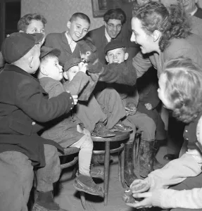 Portray: Czechoslovakia 1950 - propagnada - happiness