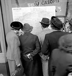 Sudety: Czechoslovakia, citizens look at the new map of their countr