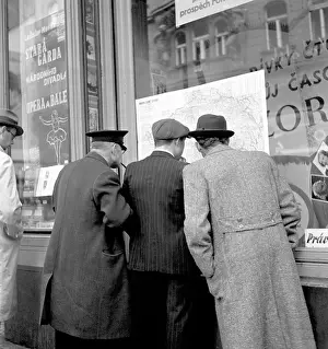 Mapa: Czechoslovakia, citizens look at the new map of their countr
