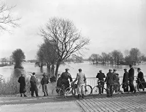 Cresting: Flood