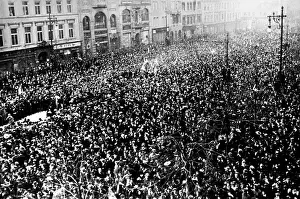 Independece: Czechoslovakia, Prague crowds celebrate independece