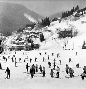 Weekends: Czechoslovakia - winter in mountains - skiing - downhill