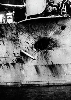 Gunfire: Damaged British cruiser Chester, 1916