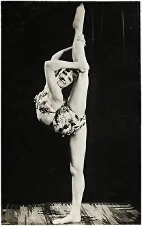 Splits: Dancer & Contortionist performing vertical splits!