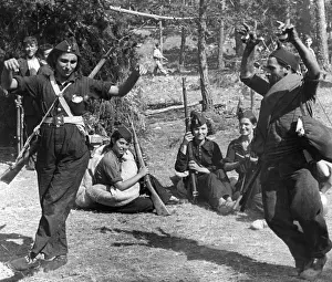 Sierra: Dancing Republican soldiers behind the front, 1936