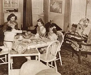 Flavia: Daphne du Maurier and children at Menabilly, 1944