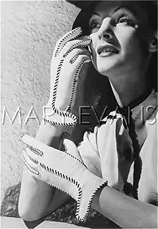 Mascara: DARKE STITCHED GLOVES