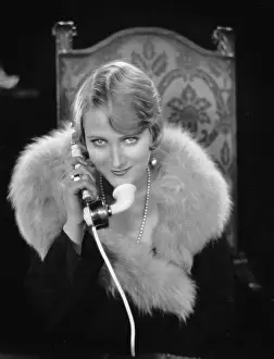 Dary: Dary Holm on the telephone