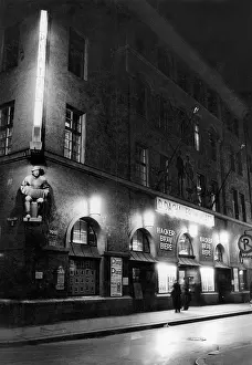 Platzl: The D'Dachauer guest house at Platzl in Munich, at night