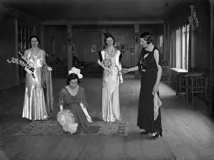 Curtsy: Debutantes Curtsying