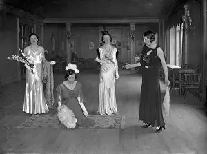DEBUTANTES CURTSYING