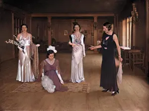 Curtsy: DEBUTANTES CURTSYING