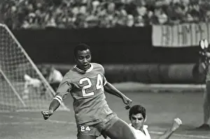 Kaizer: December 1968 - Kaizer (No. 24) gets possession from