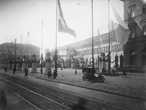 Festively: Decorated forecourt of the Munich train station for the