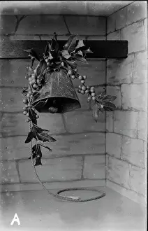 Beam: Decorative Bell with Holly