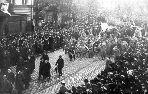 Sympathy: Delegation with wreaths in Eisner funeral procession