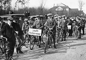 Bicyle: Demonstrating cyclists, 1929