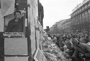 Hroch: Demonstration - candles - St. Wenceslas statue