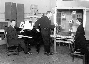 Combination: Demonstration of color-light play by Hirschfeld-Mack, 1925