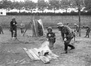 Extinguish: Demonstration on how to extinguish a firebomb, 1943