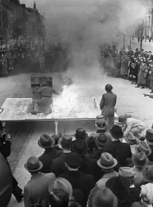 Highlight: Demonstration of extinguishing firebombs in Berlin, 1941