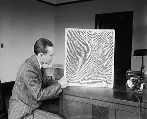 Forensics: Demonstration of a fingerprint reconstructed from