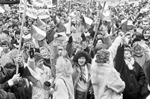 Mazanec: Demonstration - general strike - flags