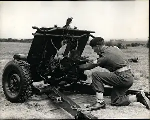 Larkhill: Demonstration of howitzer at School of Artillery, Larkhill