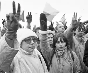 Letna: Demonstration - Letna - V victory sign